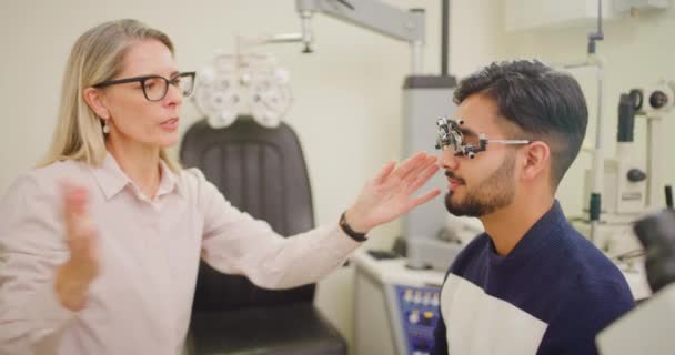 Optometrist Doing Eye Test Patient Clinic Female Optician Assessing Vision — Stock video