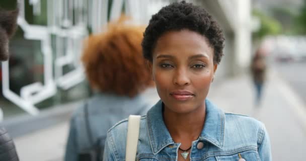 Портрет Молодої Жінки Стоїть Місті Обличчя Однієї Серйозної Невпинної Впевненої — стокове відео