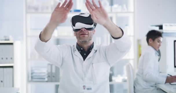 Videobeelden Van Een Wetenschapper Met Behulp Van Een Virtual Reality — Stockvideo