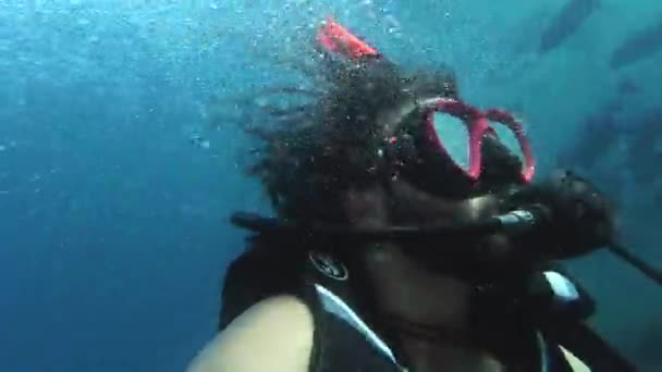 Видеозапись Молодого Человека Ныряющего Аквалангом Океан — стоковое видео