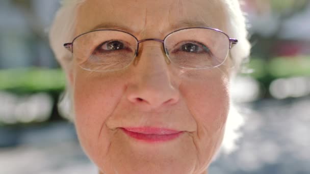 Cara Cerca Una Mujer Mayor Que Lleva Gafas Ríe Mientras — Vídeos de Stock