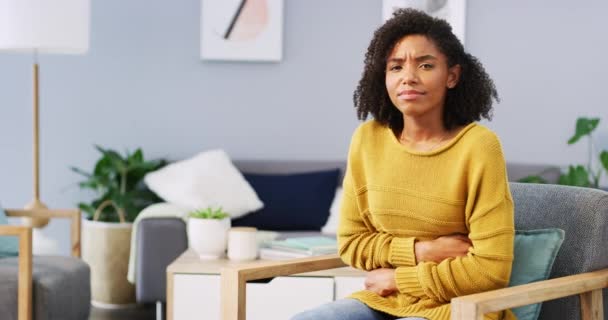 Filmagem Vídeo Uma Jovem Atraente Sentada Sozinha Sofrendo Cólicas Período — Vídeo de Stock