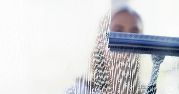 Video Footage Young Woman Cleaning Windows Squeegee Home — Αρχείο Βίντεο