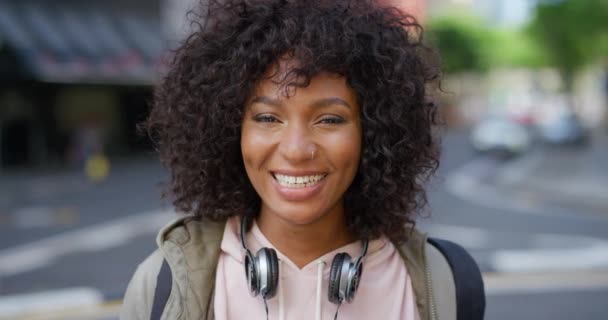 Portret Afrykańskiej Afro Kobiety Lub Uczennicy Uśmiechającej Się Śmiejącej Zewnątrz — Wideo stockowe