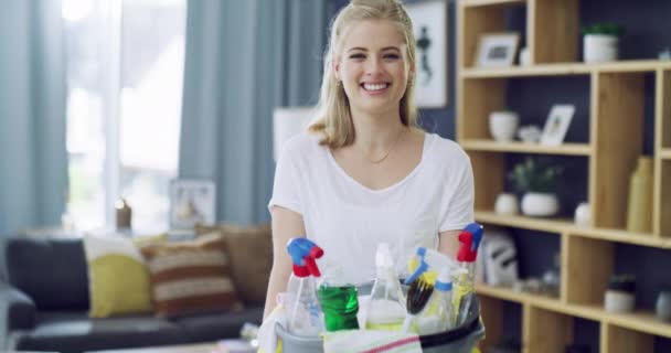 Videomaterial Einer Glücklichen Jungen Frau Die Sich Auf Die Hausarbeit — Stockvideo