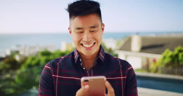 Imagens Vídeo Jovem Bonito Sorrindo Enquanto Usa Smartphone Livre — Vídeo de Stock