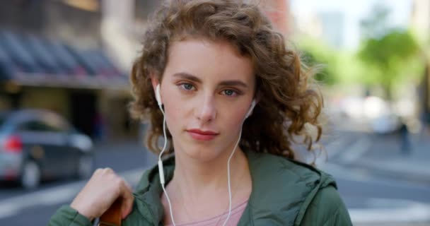 Молода Впевнена Студентка Слухає Музику Навушниками Вулиці Вранці Портрет Красивої — стокове відео
