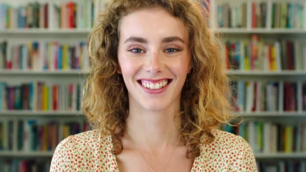 Portrait Young University Student Standing Front Library Bookshelf Face Friendly — Wideo stockowe