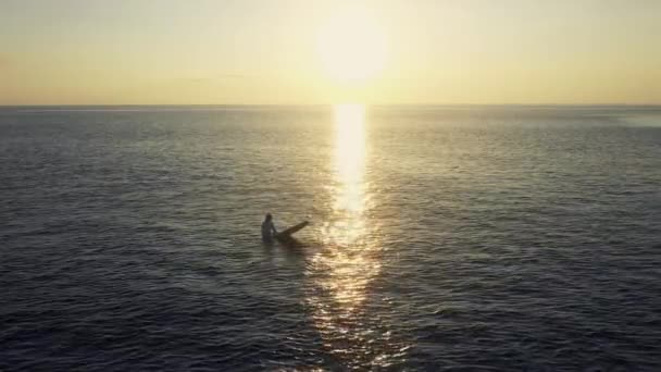 Video Footage Unrecognizable Woman Sitting Her Surfboard Middle Ocean Sunset — Video