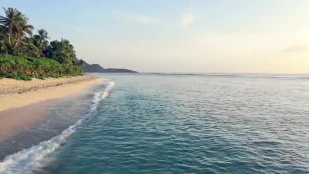 Video Footage Bright Blue Ocean Washing Tropical Coastline Philippines — Vídeo de Stock