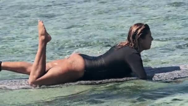 Видео Кадры Привлекательной Молодой Женщины Грести Море Занятий Серфингом Одиночку — стоковое видео