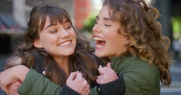 Portrait Cheerful Sister Kissing Sibling Cheek Bonding Urban City Happy — Vídeo de Stock