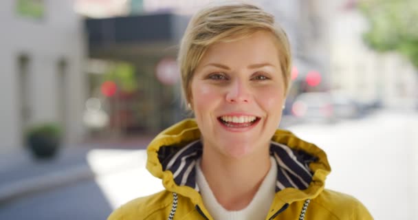 Портрет Красивої Усміхненої Жінки Яка Виглядає Щасливою Зовні Обличчя Крупним — стокове відео