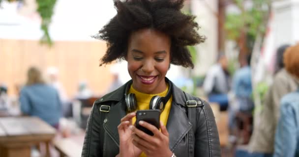 Jonge Vrolijke Trendy Stijlvolle Vrouw Die Een Telefoon Gebruikt Een — Stockvideo