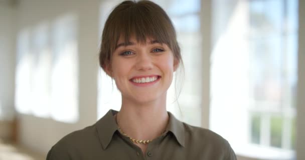 Portret Szczęśliwej Młodej Kobiety Jasnym Pięknym Uśmiechem Pewna Siebie Radosna — Wideo stockowe