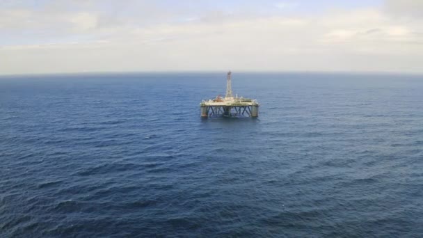 Video Footage Single Oil Rig Floating Ocean Coast — Stockvideo