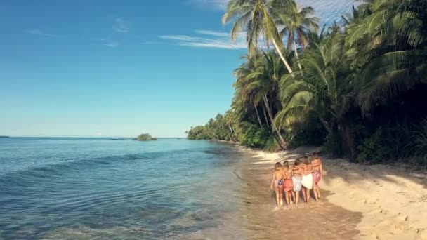 Video Footage Young Group Friends Walking Beach Tropical Island Philippines — Vídeo de Stock