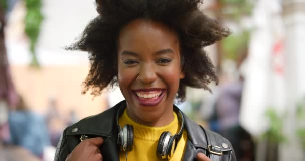 Closeup Portrait Happy Stylish Trendy Woman Laughing While Commuting City — Vídeo de Stock