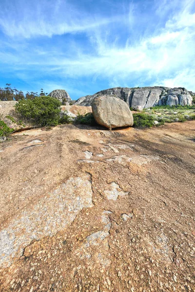 Closeup Large Rocks Boulders Shrubs Mountains Cloudy Blue Sky Copyspace — Stockfoto