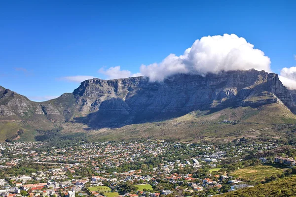 Cumulus Clouds Forming Lions Head Mountain Blue Sky Copyspace Panoramic — Stockfoto