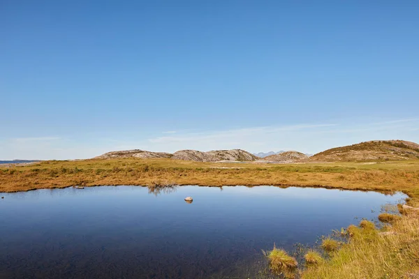 Paesaggio Lago Vicino Campi Erba Contro Orizzonte Blu Con Colline — Foto Stock