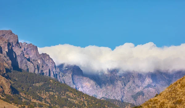 Schöne Landschaft Von Einem Berggipfel Mit Wolken Bedeckt Mit Klarem — Stockfoto