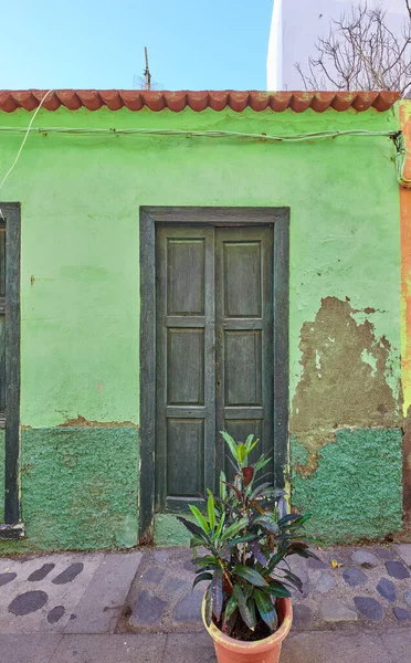 Старый Заброшенный Дом Дом Выветрившейся Зеленой Стеной Стареющей Деревянной Дверью — стоковое фото