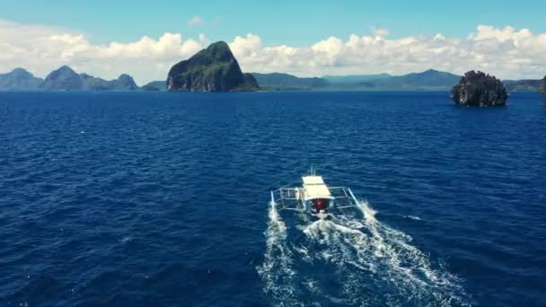 Video Footage Bangka Boat Speeding Ocean Tropics Philippines — ストック動画