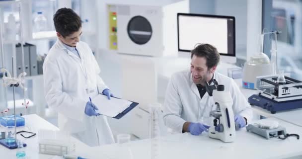 Imágenes Video Dos Científicos Riendo Juntos Mientras Trabajan Laboratorio — Vídeos de Stock