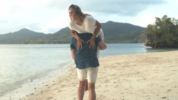 Видео Счастливая Молодая Пара Делится Игривым Моментом Пляже — стоковое видео