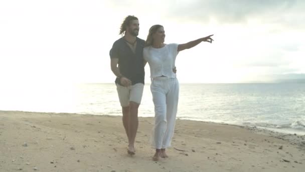 Video Footage Happy Young Couple Going Relaxing Walk Beach — 图库视频影像