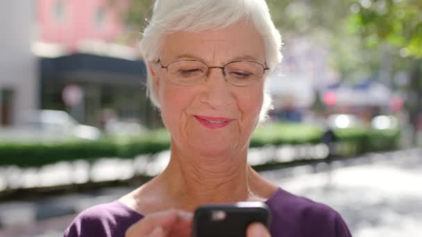 Happy Senior Woman Browsing Social Media Her Phone Smiling Laughing — Vídeo de Stock