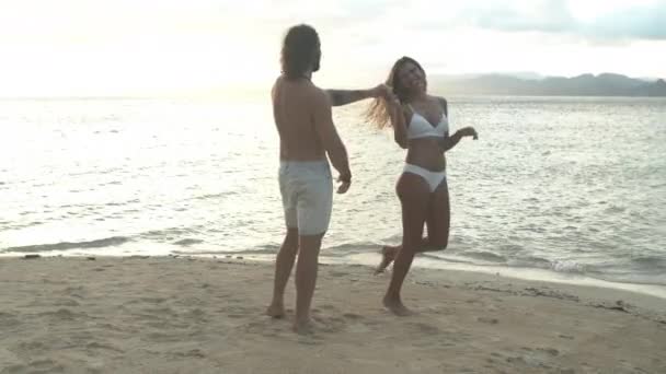 Nagranie Wideo Szczęśliwej Młodej Pary Tańczącej Plaży Zachodzie Słońca — Wideo stockowe