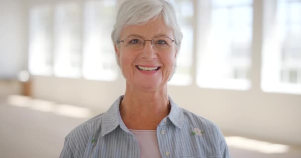 Portrait Senior Citizen Smiling She Sees Her New Glasses Pensioner — Stockvideo