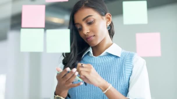 Young Business Woman Brainstorming Planning Mind Map While Writing Ideas — Αρχείο Βίντεο