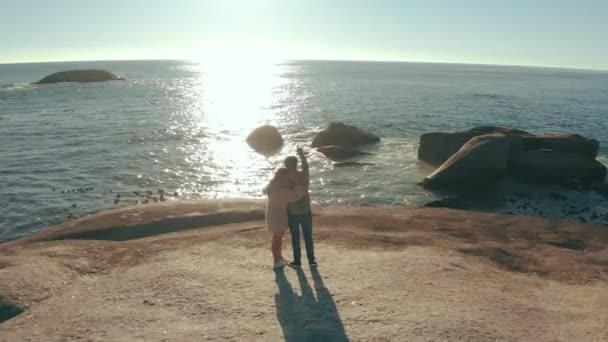 Video Footage Unrecognizable Couple Embracing While Standing Giant Boulder Overlooking — Vídeo de Stock