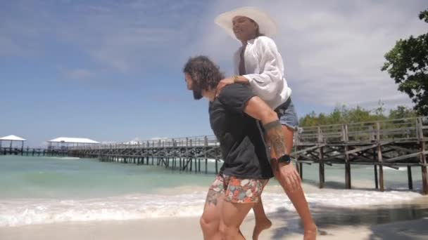 Video Footage Young Man Giving His Girlfriend Piggyback Ride Beach — Αρχείο Βίντεο