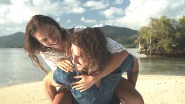 Filmagem Vídeo Jovem Casal Feliz Desfrutando Passeio Piggyback Praia — Vídeo de Stock