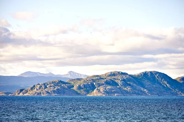 Живописный Вид Море Горы Скалы Валуны Норвегии Приливные Океанские Волны — стоковое фото