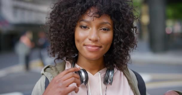 Portret Van Een Trendy Jonge Zwarte Vrouw Met Een Zorgeloze — Stockvideo