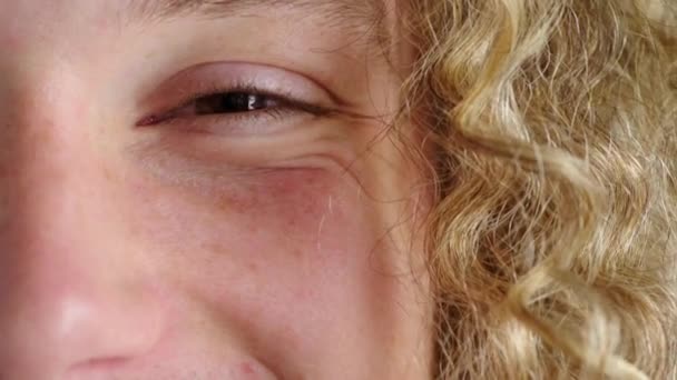 Closeup Optical Vision Exam Man Curly Blond Hair Looking Lenses — ストック動画