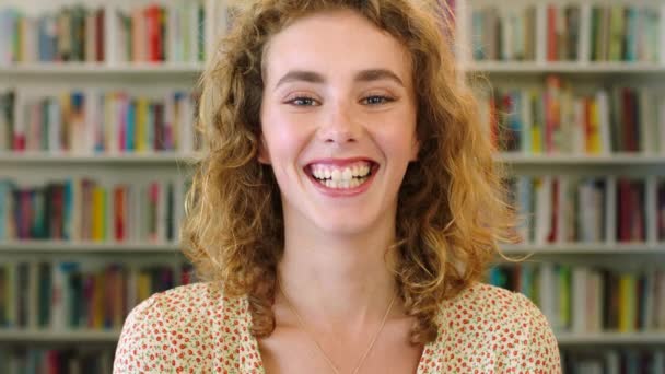 Face Portrait Laughing Funky Cool Student Smiling Educational Institute Closeup — Wideo stockowe