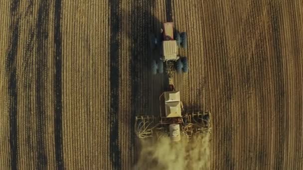 Drone Görüntülerinde Bir Traktörün Çiftlikte Tarlayı Sürdüğü Görülüyor — Stok video