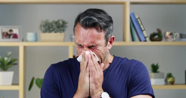 Imágenes Video Apuesto Hombre Mediana Edad Que Sufre Gripe Casa — Vídeos de Stock