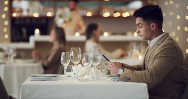 Imágenes Video Joven Usando Teléfono Inteligente Mientras Espera Alguien Restaurante — Vídeos de Stock