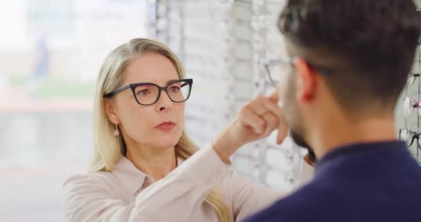 Mulher Ver Homem Comprar Óculos Profissional Optometrista Feminino Conversando Com — Vídeo de Stock