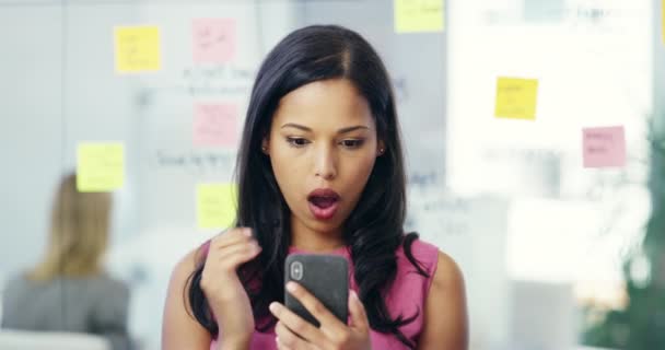 Video Footage Attractive Young Businesswoman Looking Shocked While Reading Text — Video Stock