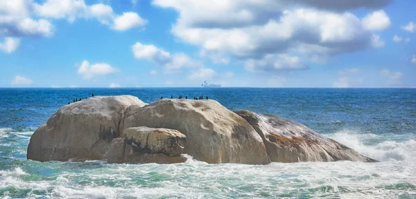 Vistas Panorámicas Del Mar Rocas Olas Camps Bay Beach Ciudad — Foto de Stock