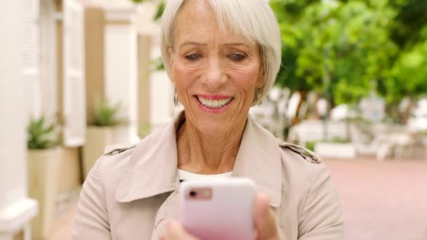 Lachende Seniorin Die Telefon Sms Schreibt Sozialen Medien Surft Und — Stockvideo