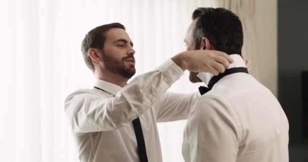 Video Footage Young Best Man Adjusting Grooms Bowtie Dressing Room — Stockvideo